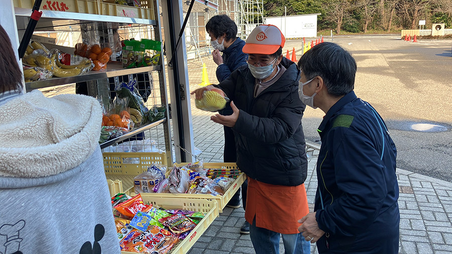 移動スーパー「とくし丸」販売風景