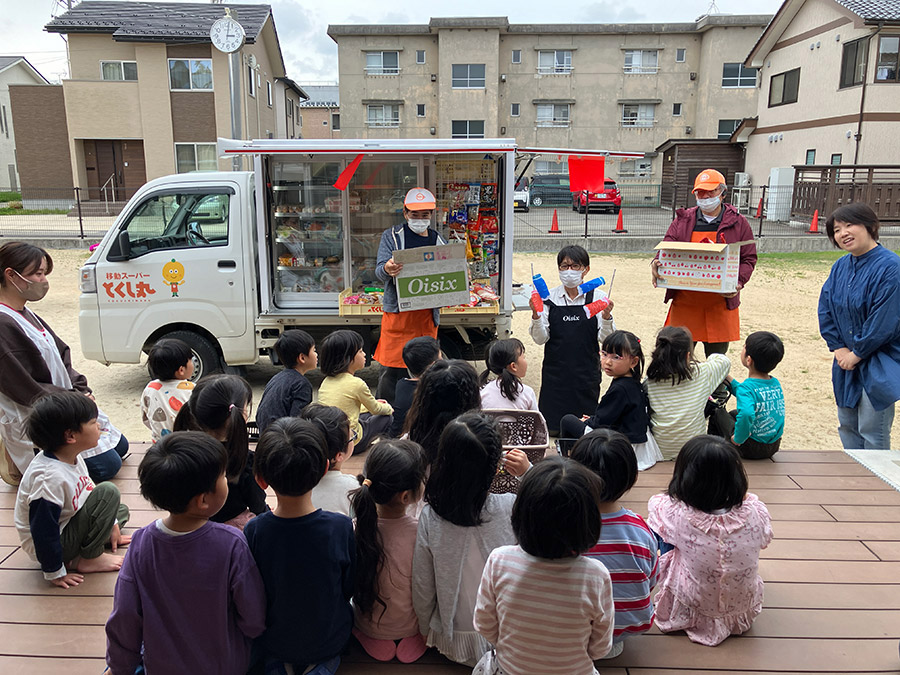 移動スーパー「とくし丸」販売風景